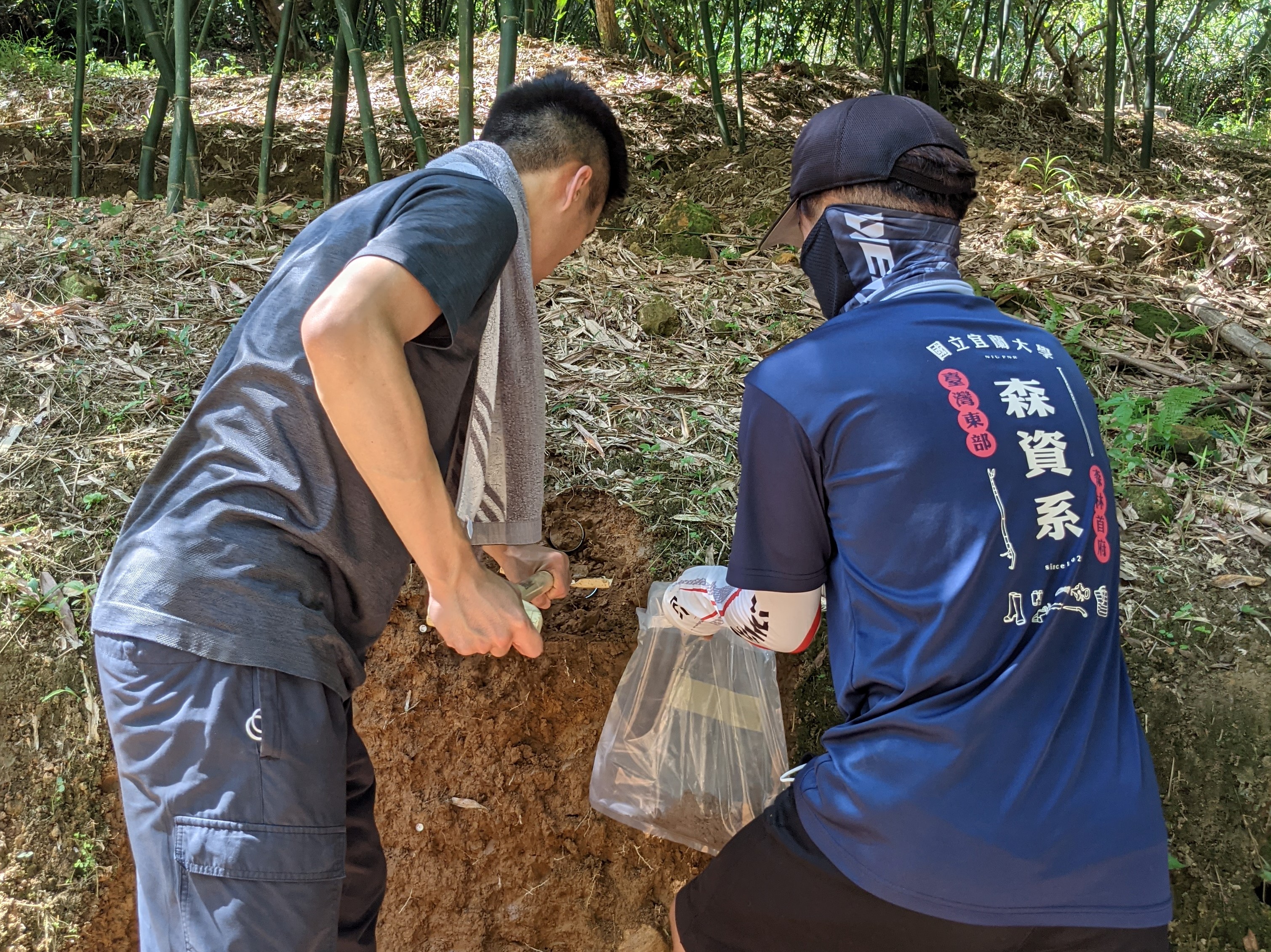 分層土壤採樣-挖取土層樣品現場圖5